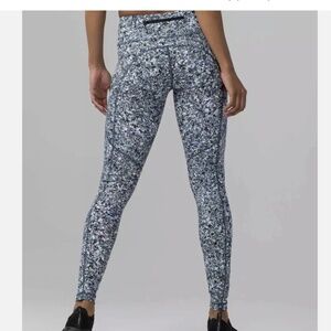 Lululemon Speed Tight V (SeaWheeze) - Tofino Shells Multi Black / Black SZ 10